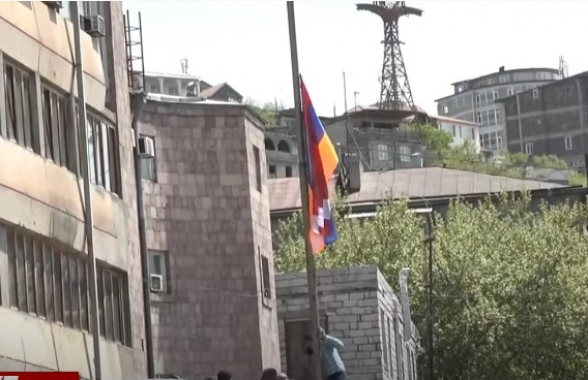 Во дворе Медицинского университета установили флаг Арцаха (видео)